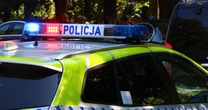 Zniszczył infrastrukturę drogową i biletomat. Policja poszukuje kierowcy tesli