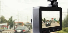 Ta tania kamera zapewnia kąt nagrywania 170 stopni. Ma tryb parkingowy i GPS