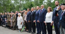 Przedstawiciele władz oddali hołd powstańcom. Złożyli kwiaty przed pomnikiem Gloria Victis