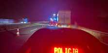 39-latek wysiadł, żeby zmienić koło. Doszło do tragedii. Policja poszukuje tego kierowcy