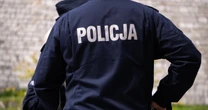 Mężczyzna zaatakował policjantów młotkiem. Padły strzały