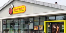 Biedronka szuka pracowników. Oferuje 9300 zł na start