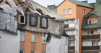 Chaos przed spalonym blokiem w Ząbkach. "Nie wiadomo, co się stało"