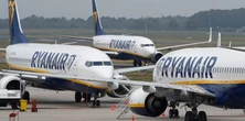 Ryanair każe rodzicom płacić, by siedzieć z dzieckiem. Urząd bada sprawę