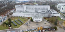 Afera w poznańskim szpitalu. Szanowany ordynator wyprowadzony w kajdankach