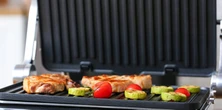 Ten niedrogi grill elektryczny ma 5 trybów pieczenia, ekran i dużą moc. Jest składany