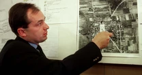 Jedwabne wciąż boli Polaków. "Czy 300 spalonych w stodole ludzi to jest kłamstwo?"