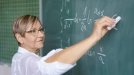 Świadczenie kompensacyjne dla nauczycieli 2025. Jakie zmiany szykują się od 2026 roku w nauczycielskim świadczeniu kompensacyjnym? Ile wynosi świadczenie kompensacyjne dla nauczycieli? Kiedy najlepiej przejść?