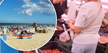Wystawili kobiałki z truskawkami przed Biedronką. "Szalona akcja" nad morzem