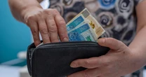 Mama 4 plus, świadczenie dla matek lub ojców z rodzin wielodzietnych. Można dostać 1800 złotych miesięcznie