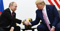 Trwają przygotowania do szczytu na Alasce. Donald Trump ma dla Putina kilka marchewek, ale w zanadrzu trzyma też kij. "Wszystkie opcje są na stole"