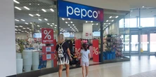 Wyprzedaż w Pepco ruszyła. Klientki tłumnie ruszyły do sklepów. Wykupują produkty nawet o połowę tańsze