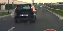 Wszyscy hamowali, a on jechał dalej. Zobaczcie, co miał na szybie