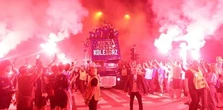 Feta mistrzowska Lecha. Race rozświetliły Poznań [WIDEO]