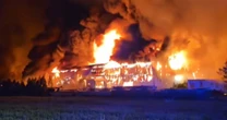 Potężny pożar hali pod Warszawą. Toksyczne opary i liczne wybuchy