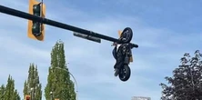 To nie scena z filmu akcji ani instalacja artystyczna. Zdumiewający wypadek motocykla