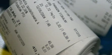Wystarczy złożyć paragon na pół. Internauci polecają trik, który przyspiesza zakupy