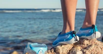Niezastąpione na kamieniste i żwirowe plaże. Jak wybrać buty do wody?