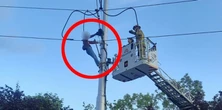 Wszedł na słup trakcyjny i zagroził, że z niego skoczy. Pomogły policjantki