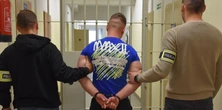 Groza w lodziarni. Zamaskowany bandyta z pałką uciekł z kasą