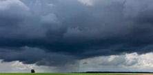 IMGW ostrzega! Środek tygodnia będzie deszczowy i burzowy w wielu regionach