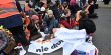 Aktywiści Ostatniego Pokolenia znów zablokowali Warszawę. Duże korki na jednej z głównych dróg