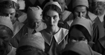 "Dziewczyna z igłą" Magnusa von Horna pokazana w Cannes. "Cierpienie kobiet jak z »Vogue'a«"