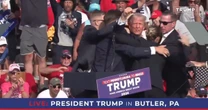 Donald Trump ewakuowany z wiecu. Wykonał znaczący gest