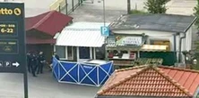 Policyjny parawan na parkingu przed marketem. W samochodzie znaleziono ciało