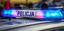 Dachowali na sygnale. Dwaj policjanci trafili do szpitala
