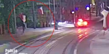 Ale wstyd! Nocny incydent obok parku. Policja opublikowała nagranie