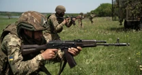 "Wielka armia radziecka pokonuje małą armię radziecką". Ukraina wraca do starych praktyk i przegrywa na polu bitwy. "Sytuacja zbliża się do granic absurdu"