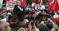 Emocje na wiecu. Tłum zaczął skandować hasło wymierzone w Donalda Tuska. Karol Nawrocki zareagował [RELACJA NA ŻYWO]