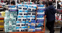 Zmęczeni inflacją Amerykanie ustawiają się w kolejce po papier toaletowy i tanie Bordeaux