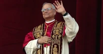Leon XIV wybiera tradycję. Papież na balkonie Bazyliki św. Piotra pojawił się w czerwonym mucecie