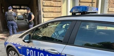 Makabra w Łodzi. Kobieta umierała na schodach, znajomy kopnął jej ciało