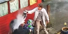 Szokujący atak na babcię z wnukiem. Sąsiadka wyszła zza rogu z wrzącą wodą...