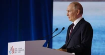 "Nic strasznego". Putin jest na dziurawym okręcie. Ale wciąż udaje, że nie tonie