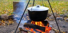 Przygotuj gulasz węgierski na świeżym powietrzu. Zobacz te kociołki
