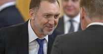 Przysługi dla byłej kochanki Szojgu i fryzjer. Tak oligarcha Oleg Deripaska próbuje ukryć, że zarabia na wojnie w Ukrainie