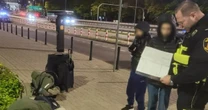 Ciężarna matka z dziećmi siedziała w nocy na ulicy. Wiemy, co się stało