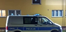 Zwłoki 76-latki mogły leżeć w mieszkaniu nawet kilka tygodni. Jej syn trafił do szpitala. Nowe, szokujące informacje