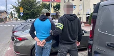 Napadł do 90-latkę w windzie w stolicy i ją okradł. Uciekł nad morze i tam wpadł