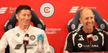 Robert Lewandowski rozbawił dziennikarzy. Zwrócił uwagę na jedno słowo podczas prezentacji w Chicago [WIDEO]