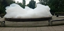 Tajemnicza biała chmura w miejskim parku. Mieszkańcy nie wierzyli własnym oczom