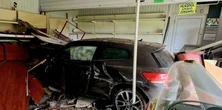 Samochód wbił się w ścianę sklepu. Pasażerka trafiła do szpitala