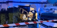 Koszmarny poranek w Płocku. Toyota rozbiła się o dom, są ranni