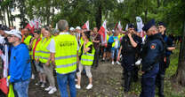 Protest górników i hutników. Kilkaset osób zgromadziło się przed resortem klimatu