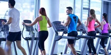 Zapobiegaj utracie mięśni po czterdziestce. Eksperci fitness wyjaśniają, jak to zrobić: dwie sprawdzone zasady