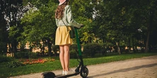 Hulajnogi elektryczne z ekonomiczną baterią. Podróż do 60 kilometrów